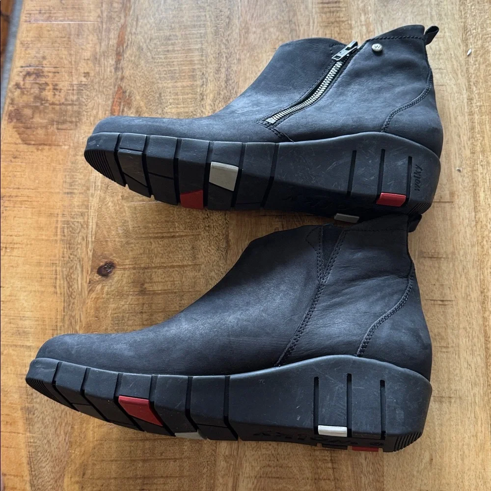 Wolky sleek black